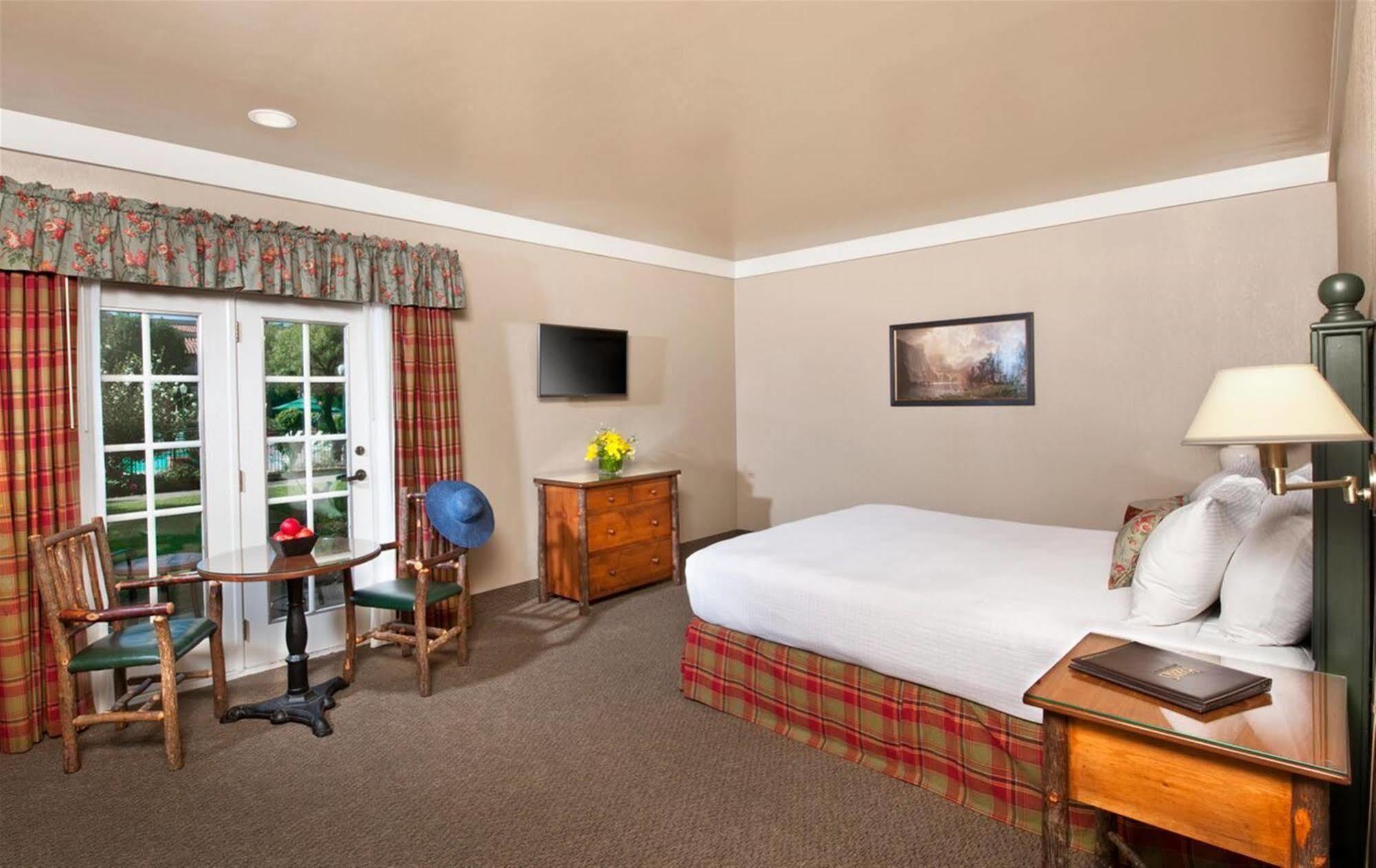 Harris Ranch Inn And Restaurant Huron Bagian luar foto