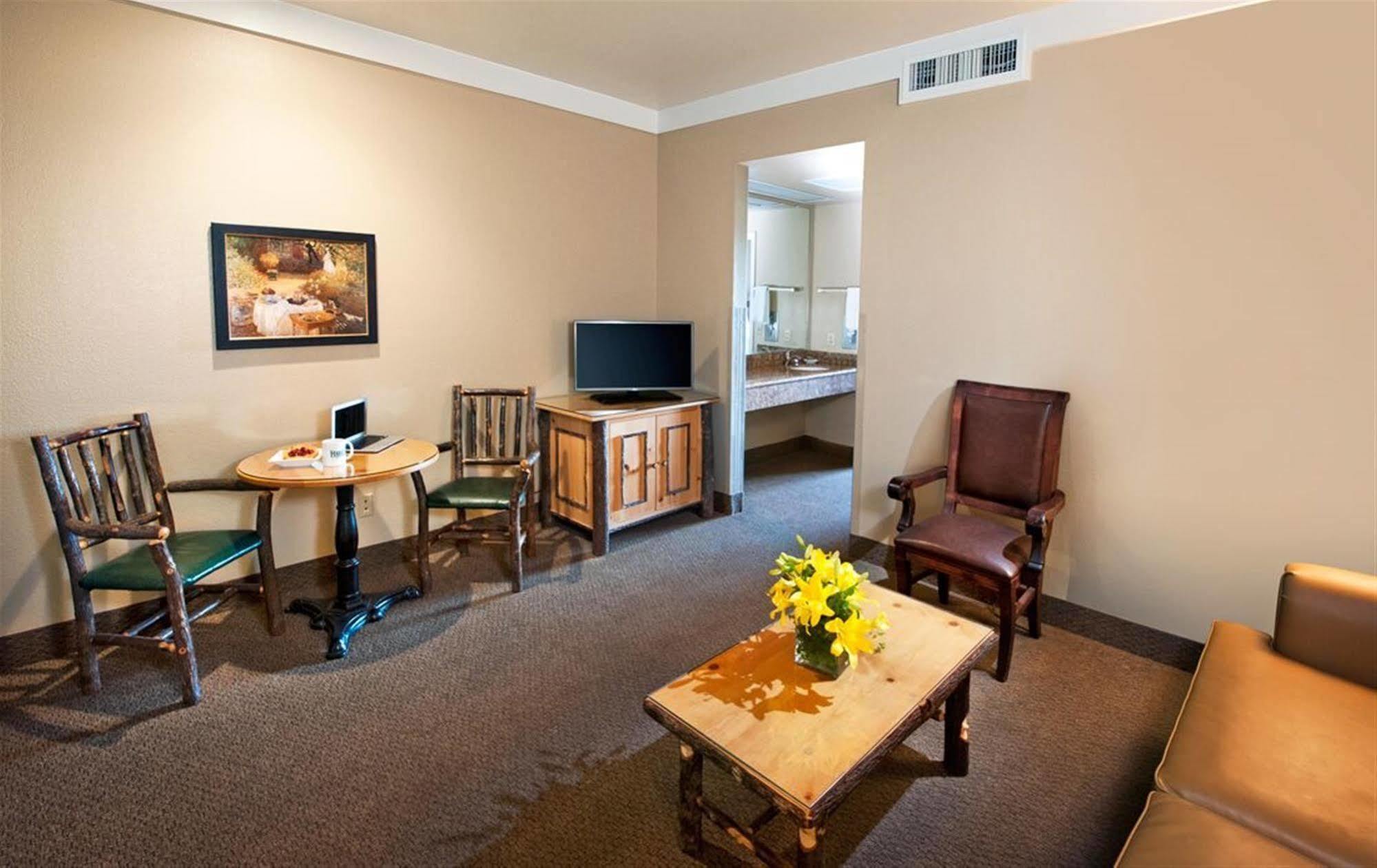Harris Ranch Inn And Restaurant Huron Bagian luar foto