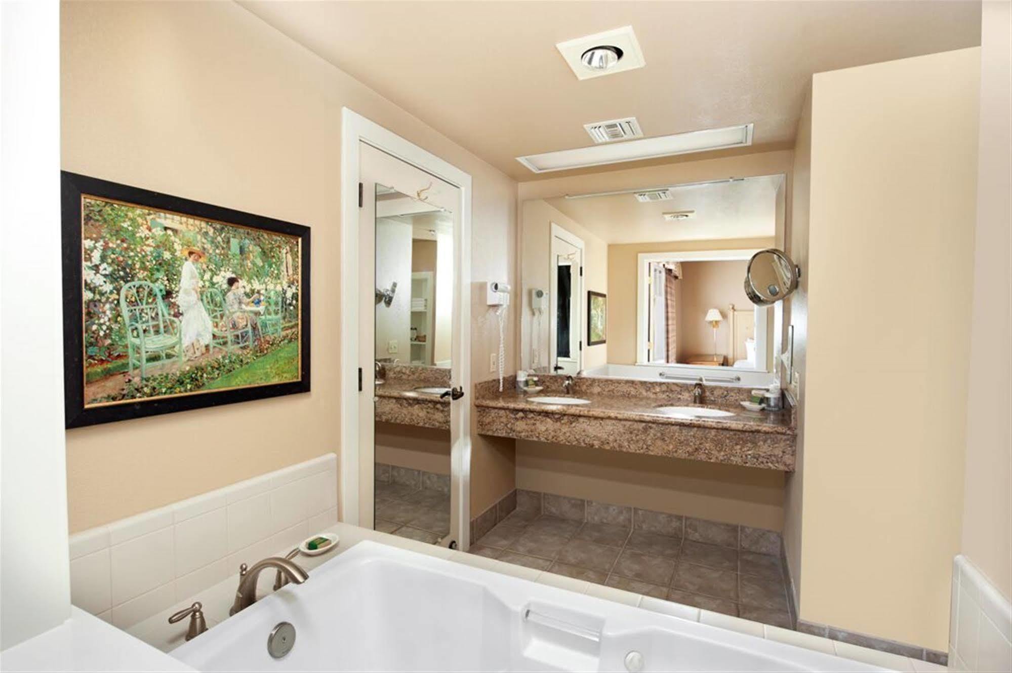 Harris Ranch Inn And Restaurant Huron Bagian luar foto