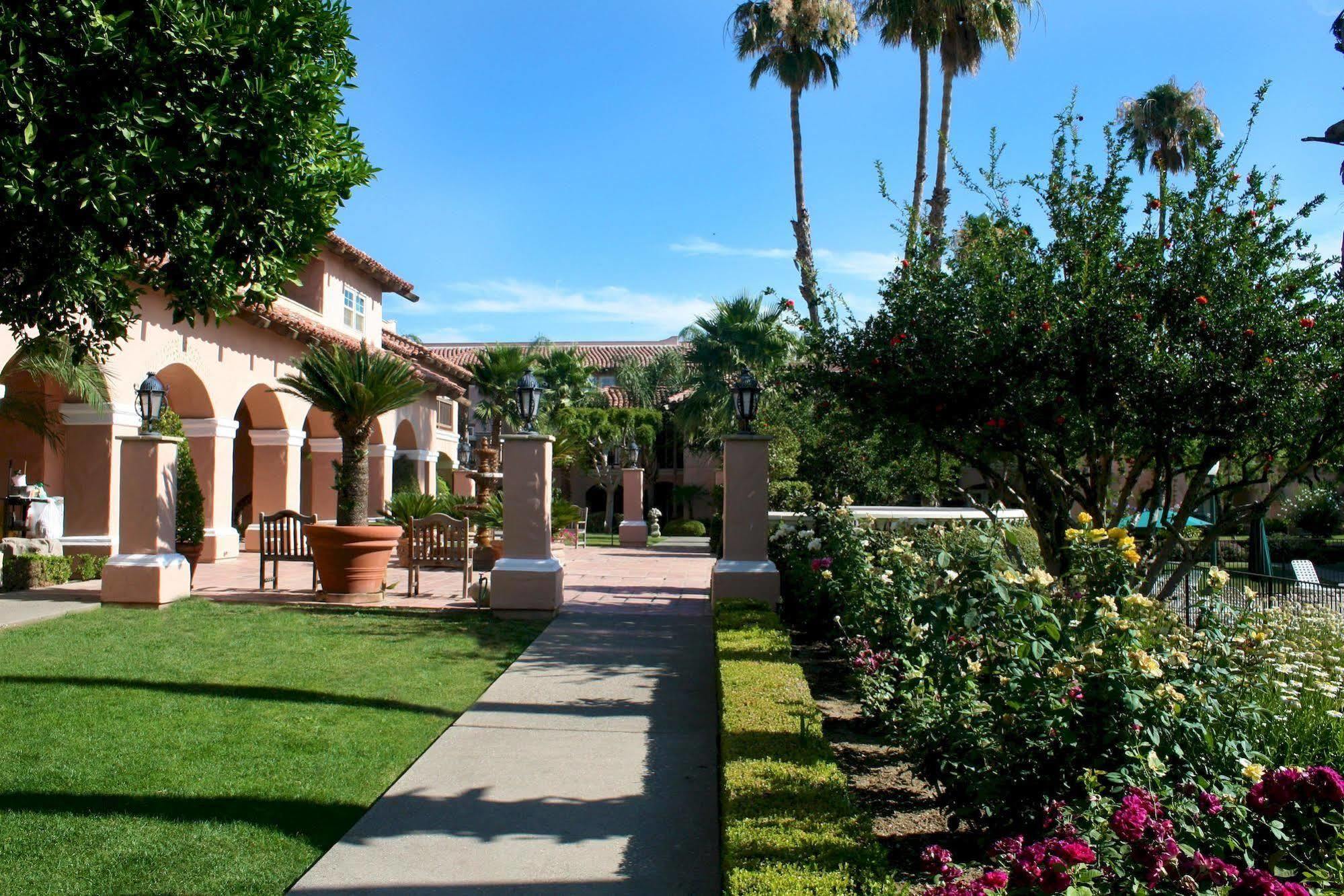 Harris Ranch Inn And Restaurant Huron Bagian luar foto