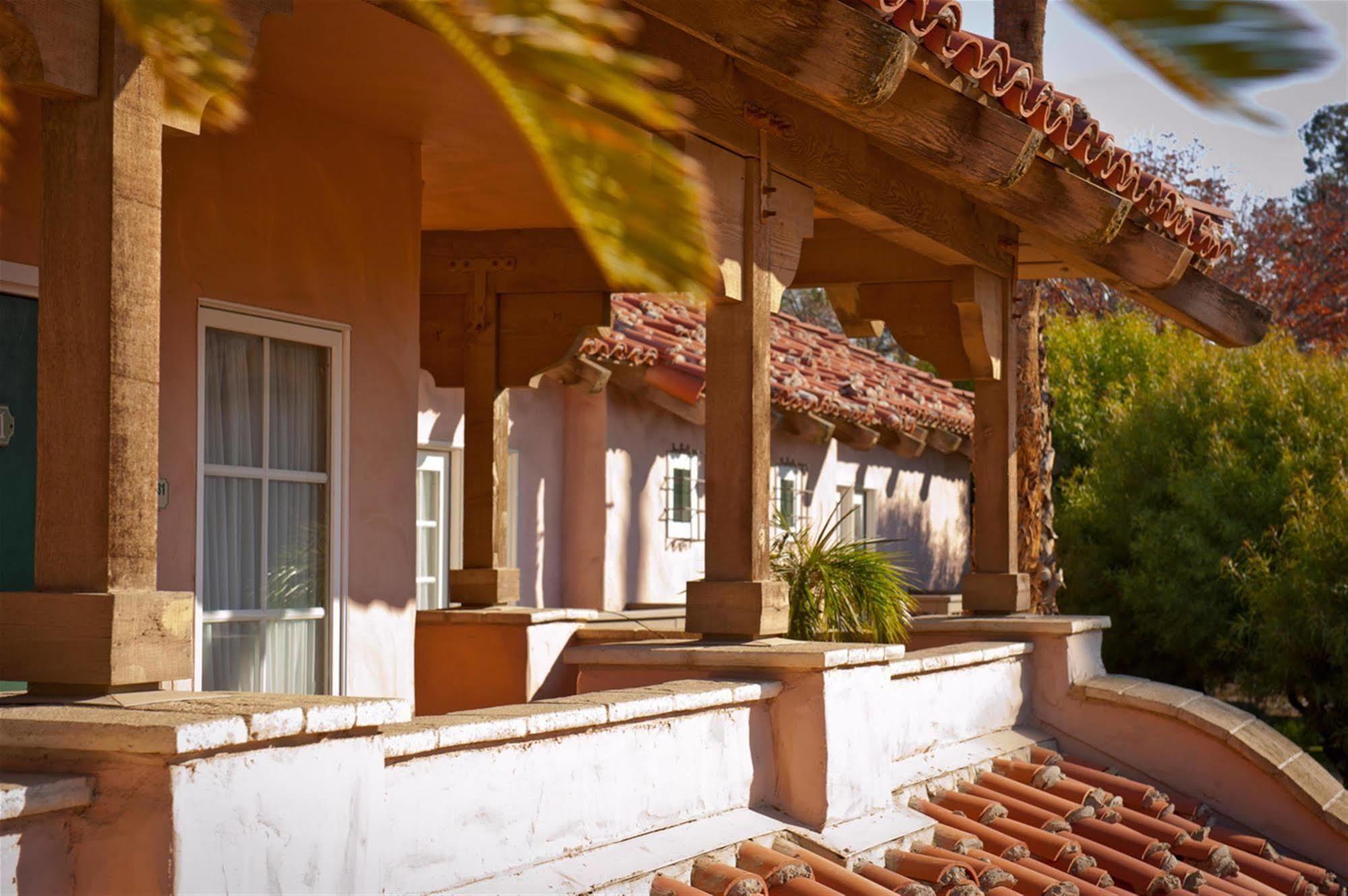 Harris Ranch Inn And Restaurant Huron Bagian luar foto